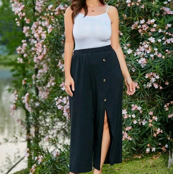 Black Capris‎ with Split (NWOT) - Picture 2 of 3